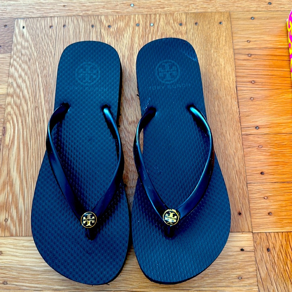 New Tory Burch Black Thin Enamel Flip Flop Size 7